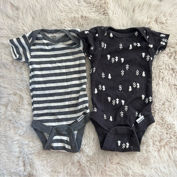 Bundle of 2 Gerber Onesies NB - Picture 1 of 4